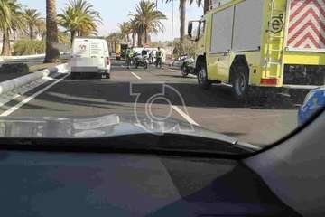 Aparatoso vuelco de un todoterreno en la Avenida del Cabildo de Telde/TA.